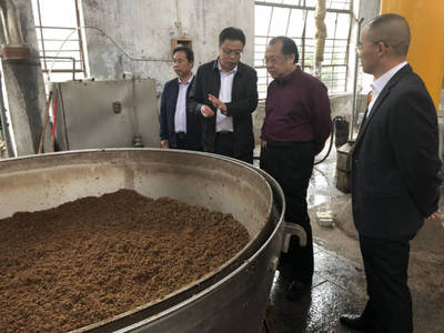 毛體書法家周鵬飛調研林河酒廠 題辭“香飄萬里醉宋都"