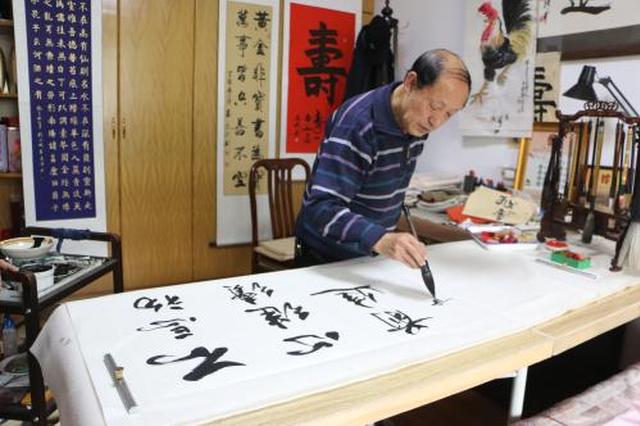 哈市68歲王志新 義務(wù)教社區(qū)居民寫(xiě)書(shū)法9年_新浪黑龍江_新浪網(wǎng)